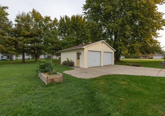Photo 3 of Single family home for sale at 423 E South St, Geneseo, IL 61254 | MLS# 12794022 | Listing updated on 2026-10-28