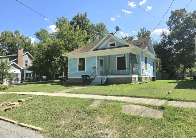 Single family home for sale at 605 W Pecan St, Carbondale, IL 62901 | MLS# 12794060