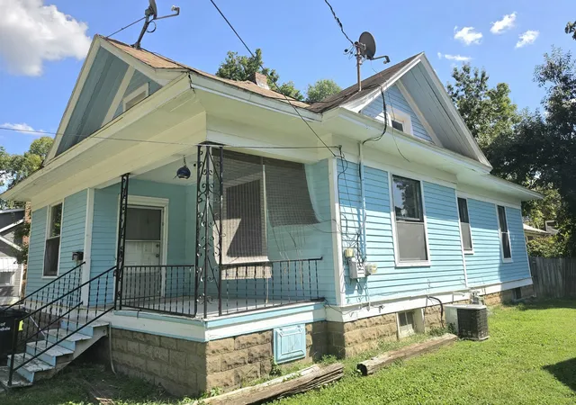 Photo 1 of Single family home for sale at 605 W Pecan St, Carbondale, IL 62901 | MLS# 12794060 | Listing updated on 2026-10-28
