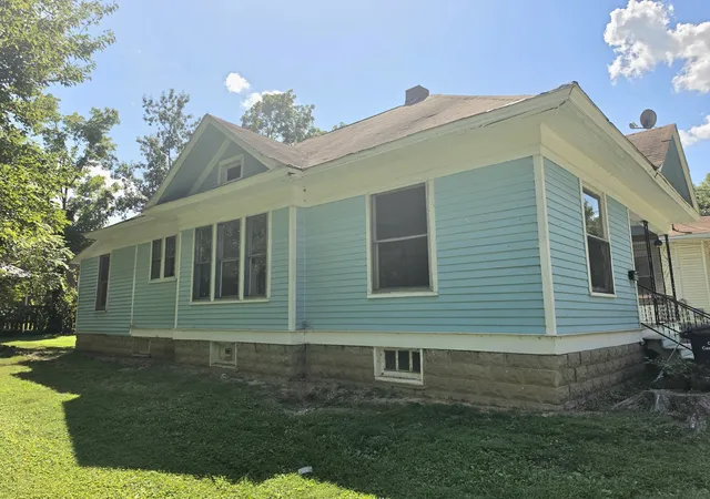 Photo 2 of Single family home for sale at 605 W Pecan St, Carbondale, IL 62901 | MLS# 12794060 | Listing updated on 2026-10-28