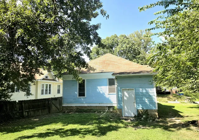 Photo 3 of Single family home for sale at 605 W Pecan St, Carbondale, IL 62901 | MLS# 12794060 | Listing updated on 2026-10-28