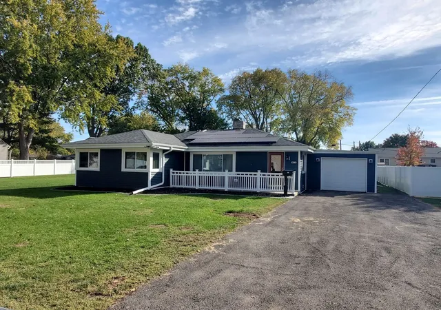 Photo 2 of Single family home for sale at 421 View St, Ottawa, IL 61350 | MLS# 12794070 | Listing updated on 2026-10-28
