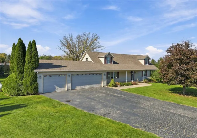 Photo 1 of Single family home for sale at 1905 Lakeview Ln, Dixon, IL 61021 | MLS# 12794085 | Listing updated on 2026-10-27
