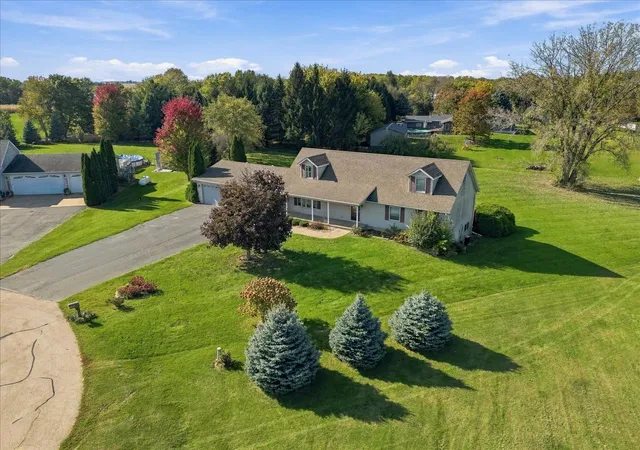 Photo 2 of Single family home for sale at 1905 Lakeview Ln, Dixon, IL 61021 | MLS# 12794085 | Listing updated on 2026-10-27