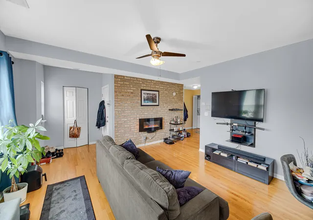 Listing Photo 1 - Condo for sale in building located at 6104 N Rockwell St, Chicago, IL 60659 - Unit #3N