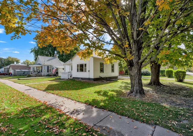Photo 3 of Single family home for sale at 408 SW 4th Street, Aledo, IL 61231 | MLS# 12794170 | Listing updated on 2026-10-27