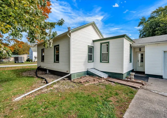 Photo 4 of Single family home for sale at 408 SW 4th Street, Aledo, IL 61231 | MLS# 12794170 | Listing updated on 2026-10-27