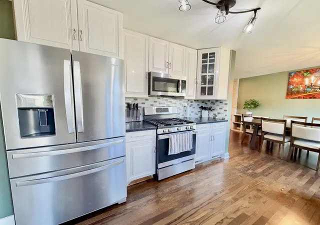 Photo 2 of Single family home for sale at 871 Cambridge Dr, Buffalo Grove, IL 60089 | MLS# 12794177 | Listing updated on 2026-10-30