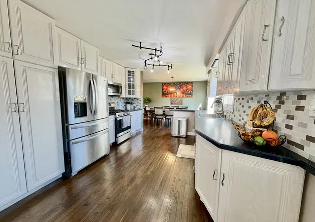 Photo 3 of Single family home for sale at 871 Cambridge Dr, Buffalo Grove, IL 60089 | MLS# 12794177 | Listing updated on 2026-10-30