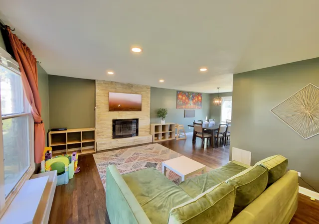 Photo 4 of Single family home for sale at 871 Cambridge Dr, Buffalo Grove, IL 60089 | MLS# 12794177 | Listing updated on 2026-10-30