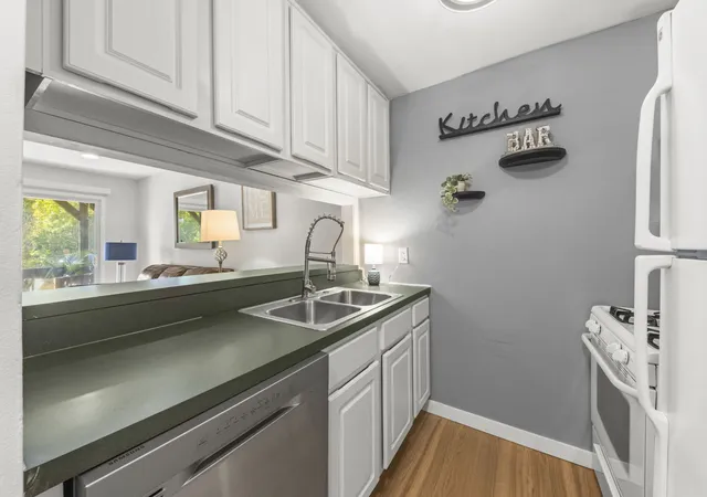 Listing Photo 2 - Condo for sale in building located at 1850 Tall Oaks Dr, Aurora, IL 60505 - Unit #1201
