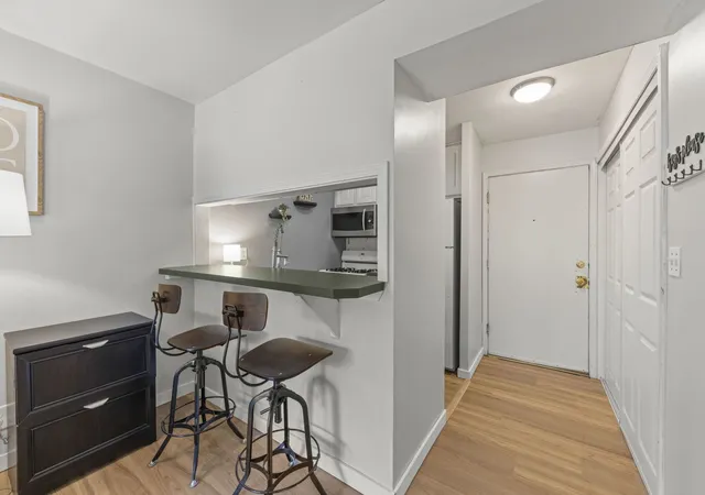 Listing Photo 3 - Condo for sale in building located at 1850 Tall Oaks Dr, Aurora, IL 60505 - Unit #1201