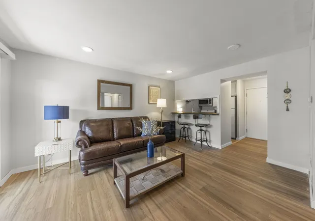 Listing Photo 5 - Condo for sale in building located at 1850 Tall Oaks Dr, Aurora, IL 60505 - Unit #1201