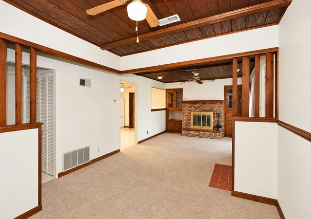 Photo 4 of Single family home for sale at 410 Cedarcrest Dr, Streamwood, IL 60107 | MLS# 12794227 | Listing updated on 2026-10-29