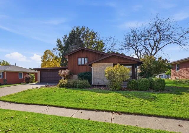 Photo 2 of Single family home for sale at 4224 34th Avenue Pl, Moline, IL 61265 | MLS# 12794263 | Listing updated on 2026-10-26