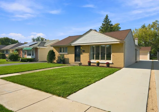 Photo 2 of Single family home for sale at 4142 Oak Ave, Brookfield, IL 60513 | MLS# 12794286 | Listing updated on 2026-10-29
