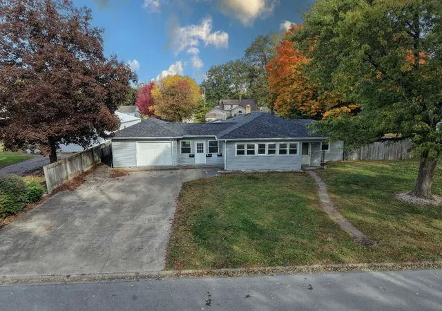 Photo 3 of Single family home for sale at 608 E Grant St, Watseka, IL 60970 | MLS# 12794355 | Listing updated on 2026-10-28
