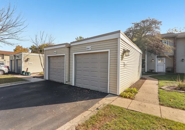 Listing Photo 1 - Condo for sale in building located at 1067 Cascade Dr, Aurora, IL 60506 - Unit #1067