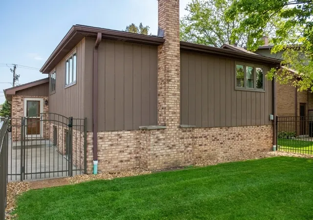 Photo 3 of Single family home for sale at 702 State St, Lemont, IL 60439 | MLS# 12794485 | Listing updated on 2026-10-29