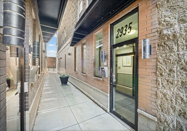 Listing Photo 2 - Condo for sale in building located at 2935 N Clybourn Ave, Chicago, IL 60618 - Unit #405