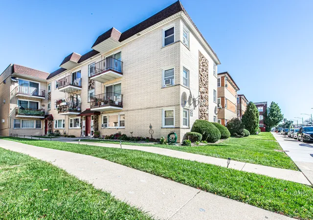 Photo 1 of Townhouse for sale at 6249 N Northwest Hwy #3N, Norwood Park, IL 60631 | MLS# 12794497 | Listing updated on 2026-10-28