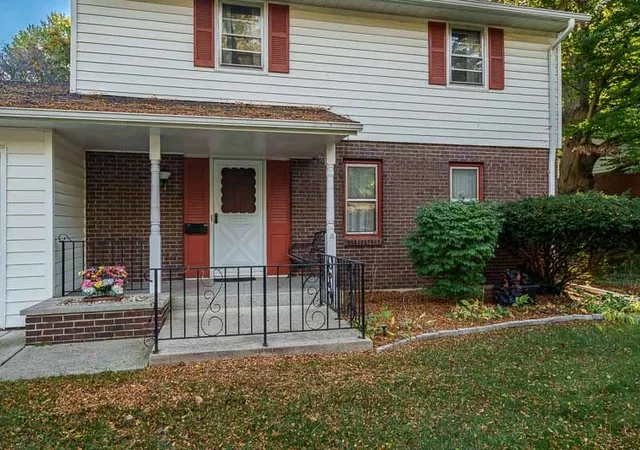 Photo 2 of Single family home for sale at 823 Coolidge Pl, Rockford, IL 61107 | MLS# 12794517 | Listing updated on 2026-10-26