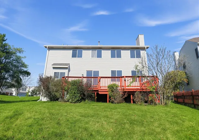 Photo 3 of Single family home for sale at 2965 Farmington Dr, Lindenhurst, IL 60046 | MLS# 12794518 | Listing updated on 2026-10-28