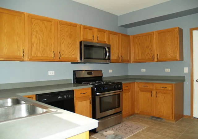 Photo 4 of House for sale at 3108 Nantucket Dr, Joliet, IL 60435 | MLS# 12794534 | Listing updated on 2026-10-30