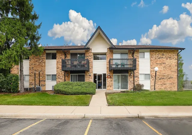 Condo for sale at 5a Kingery Quarter #5-104, Willowbrook, IL 60527 | MLS# 12794550