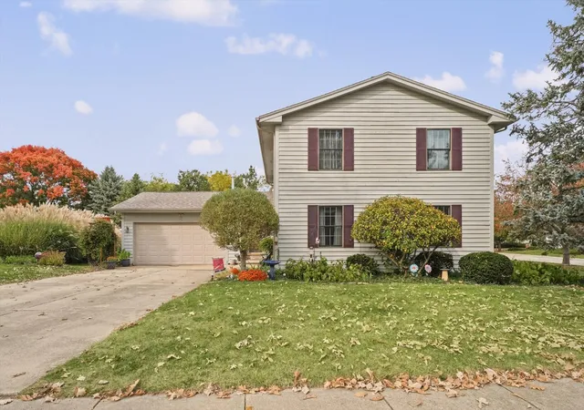 Photo 2 of Single family home for sale at 1704 E Mumford Dr, Urbana, IL 61802 | MLS# 12794555 | Listing updated on 2026-10-29