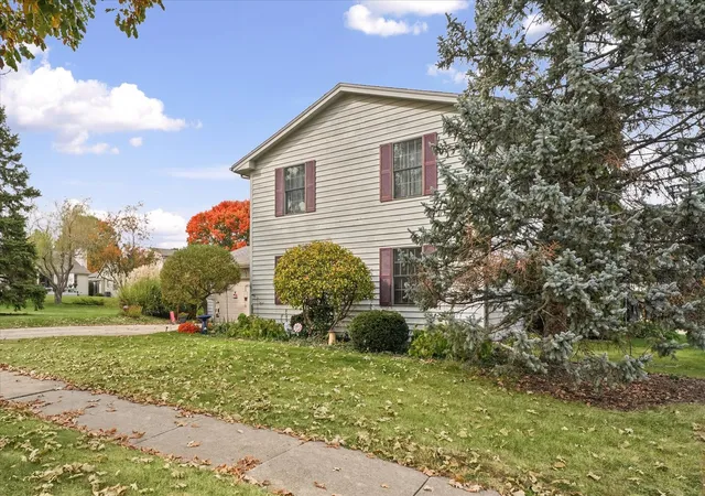 Photo 3 of Single family home for sale at 1704 E Mumford Dr, Urbana, IL 61802 | MLS# 12794555 | Listing updated on 2026-10-29