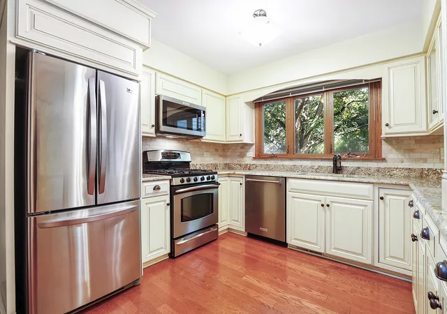 Photo 4 of Single family home for sale at 1860 Golf Dr, Naperville, IL 60565 | MLS# 12794558 | Listing updated on 2026-10-29