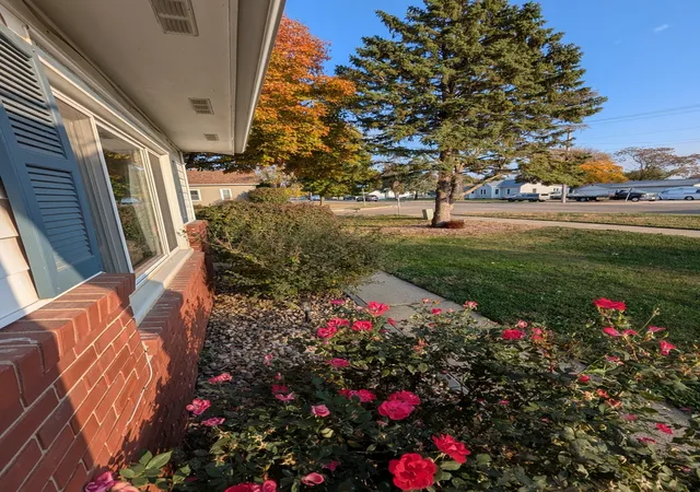 Photo 3 of Single family home for sale at 500 W Washington St, Le Roy, IL 61752 | MLS# 12794559 | Listing updated on 2026-10-30