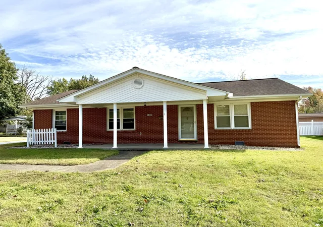 Photo 2 of Single family home for sale at 807 N Otis St, Marion, IL 62959 | MLS# 12794602 | Listing updated on 2026-10-28