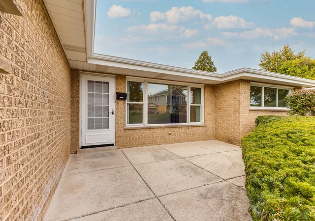Photo 2 of Single family home for sale at 4116 Grant St, Oak Lawn, IL 60453 | MLS# 12794639 | Listing updated on 2026-10-29