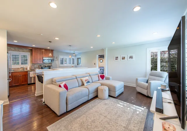 Photo 3 of Single family home for sale at 307 Catalpa Ave, Itasca, IL 60143 | MLS# 12794646 | Listing updated on 2026-10-29