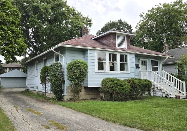 Photo 3 of Single family home for sale at 4525 Main St, Downers Grove, IL 60515 | MLS# 12794666 | Listing updated on 2026-10-27