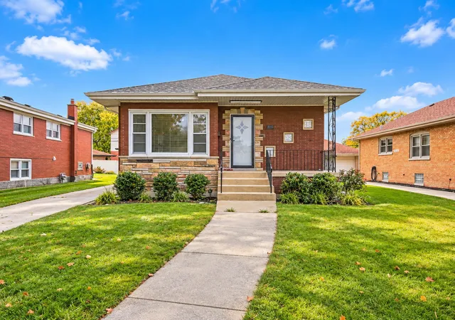 Single family home for sale at 10118 S Karlov Ave, Oak Lawn, IL 60453 | MLS# 12794682