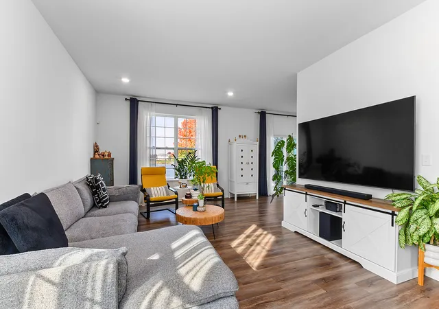 Photo 3 of Townhouse for sale at 2101 Pembridge Ln, Joliet, IL 60431 | MLS# 12794738 | Listing updated on 2026-10-28