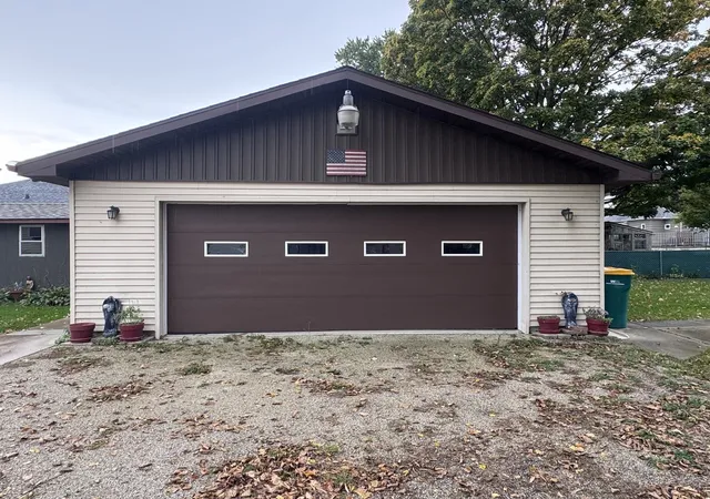 Photo 2 of Single family home for sale at 102 S 4th Avenue, Streator, IL 61364 | MLS# 12794740 | Listing updated on 2026-10-27