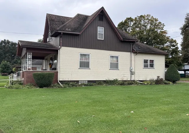 Photo 3 of Single family home for sale at 102 S 4th Avenue, Streator, IL 61364 | MLS# 12794740 | Listing updated on 2026-10-27