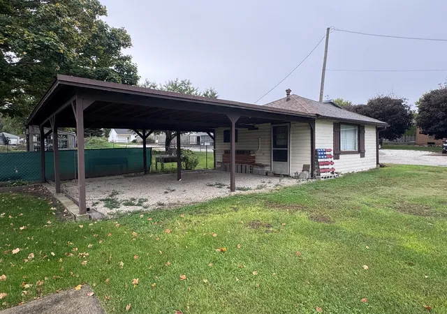 Photo 3 of Single family home for sale at 102 S 4th Avenue, Streator, IL 61364 | MLS# 12794740 | Listing updated on 2026-10-27