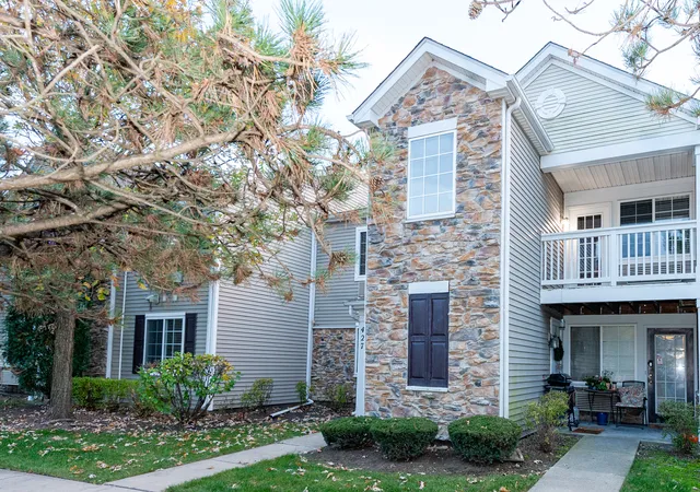 Photo 2 of Condo for sale at 427 Silverstone Dr #427, Carpentersville, IL 60110 | MLS# 12794746 | Listing updated on 2026-10-27