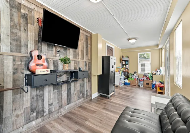 Photo 4 of Single family home for sale at 660 3rd Avenue, Joliet, IL 60433 | MLS# 12794749 | Listing updated on 2026-10-29