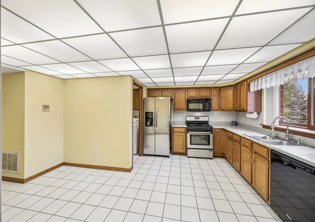 Photo 4 of Condo for sale at 6612 Martin France Cir #2D, Tinley Park, IL 60477 | MLS# 12794776 | Listing updated on 2026-10-28