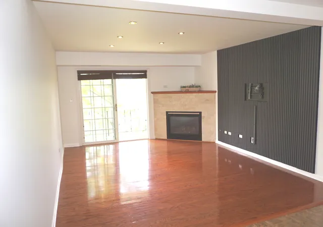 Listing Photo 1 - Condo for sale in building located at 1503 N Windsor Dr, Arlington Heights, IL 60004 - Unit #302