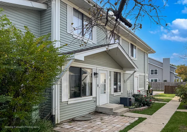 Photo 3 of Condo for sale at 2s771 Winchester Cir E #3, Warrenville, IL 60555 | MLS# 12794785 | Listing updated on 2026-10-27