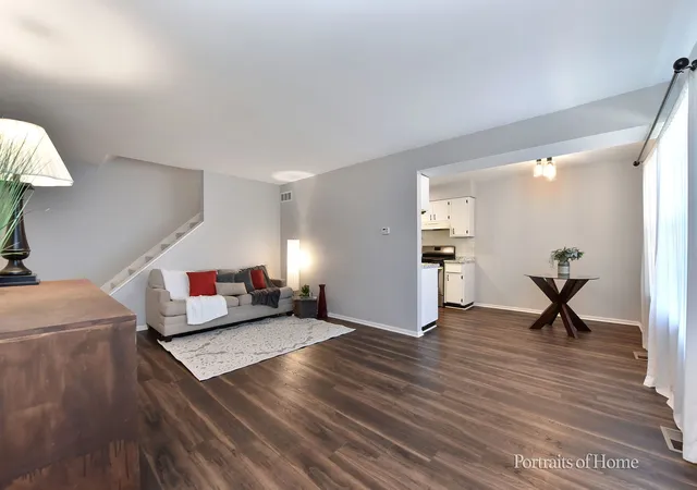 Listing Photo 2 - Condo for sale in building located at 1618 Timber Trl, Wheaton, IL 60189 - Unit #11C