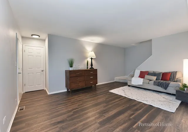 Listing Photo 1 - Condo for sale in building located at 1618 Timber Trl, Wheaton, IL 60189 - Unit #11C