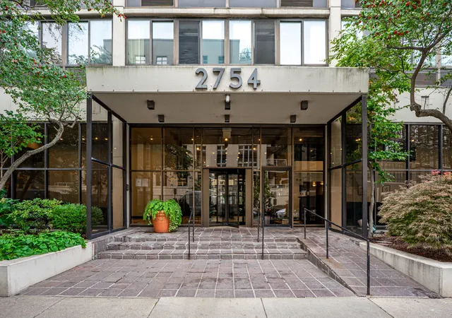 Listing Photo 2 - Condo for sale in building located at 2754 N Hampden Ct, Chicago, IL 60614 - Unit #1207